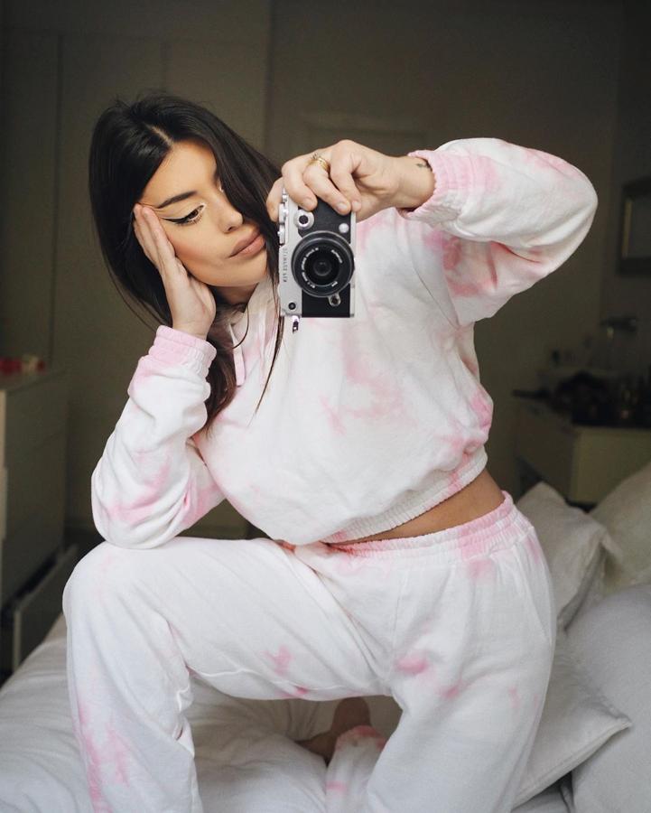 Dulceida lo lleva en el print que más estamos viendo estas semanas en redes sociales: el tie-dye. Y lo hace con un conjunto de pantalón y sudadera cropped.