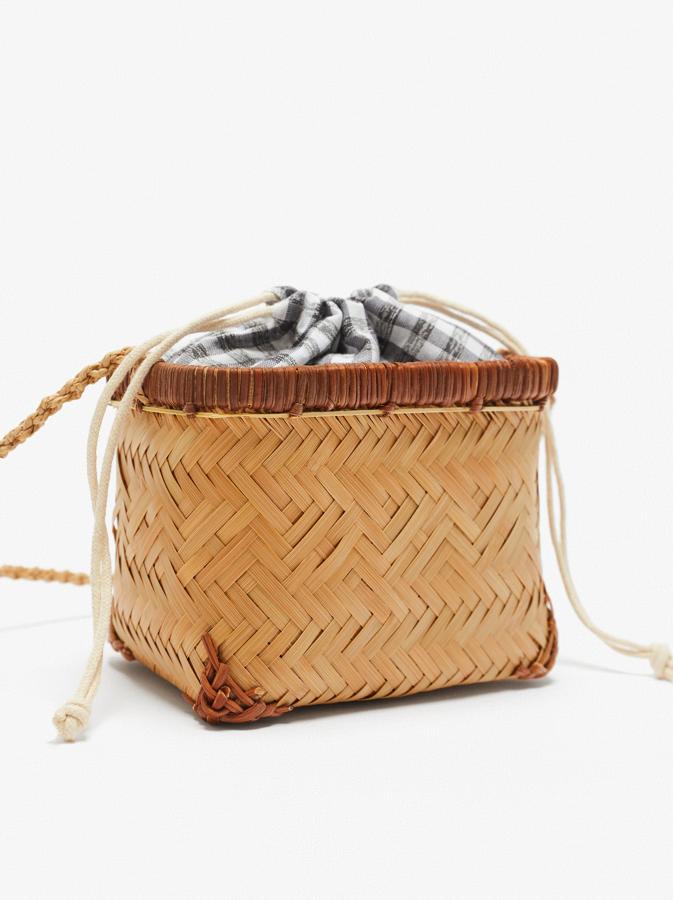 Bolso cuadrado bandolera hecho de bambú con forro de tela, de la colección de verano de Zara Kids (19,95 euros).