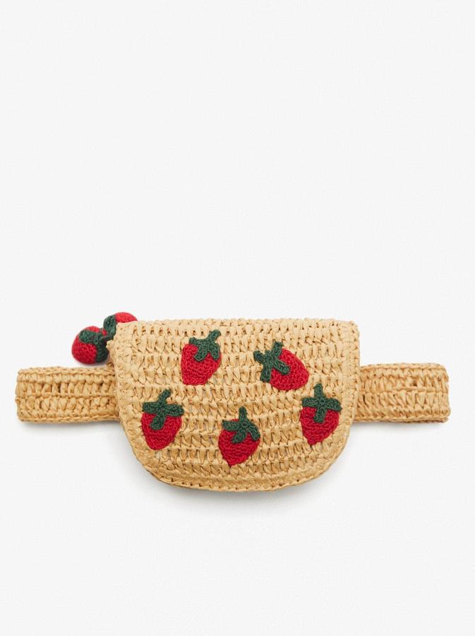 Riñonera de rafia decorada con fresas, de la colección de verano de Zara Kids (15,95 euros).