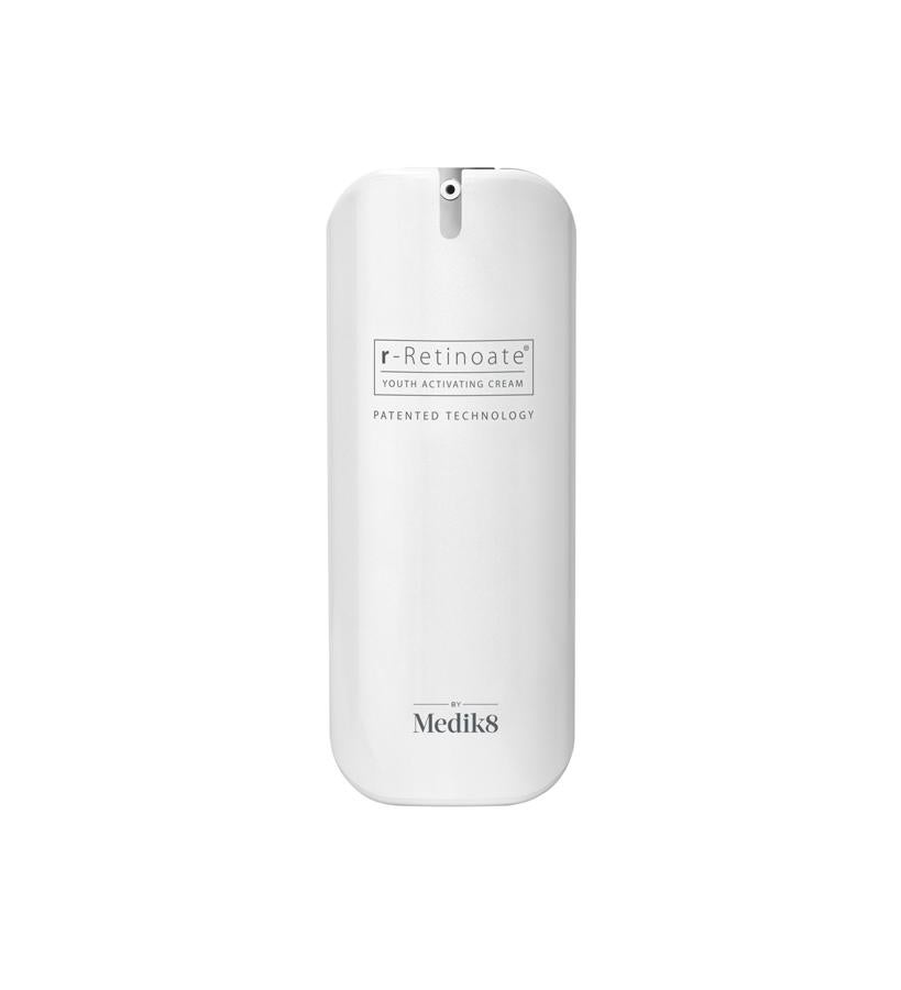 Su activo estrella es el retinil retinoato, una molécula híbrida que fusiona el retinol y el ácido retinoico, mejorando la actividad antienvejecimiento del primero sin los efectos secundarios irritantes del segundo. Atenúa las líneas y arrugas, mientras infunde vitalidad y luminosidad a los ojos. Y al mucho más estable a la luz solar se puede usar tanto de día como de noche.  R-Retinoate Day & Night Eye Serum de Medik 8  (115 €).