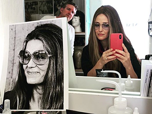 Rose Byrne caracterizada como Gloria Steinem para la serie 'Mrs. America'.