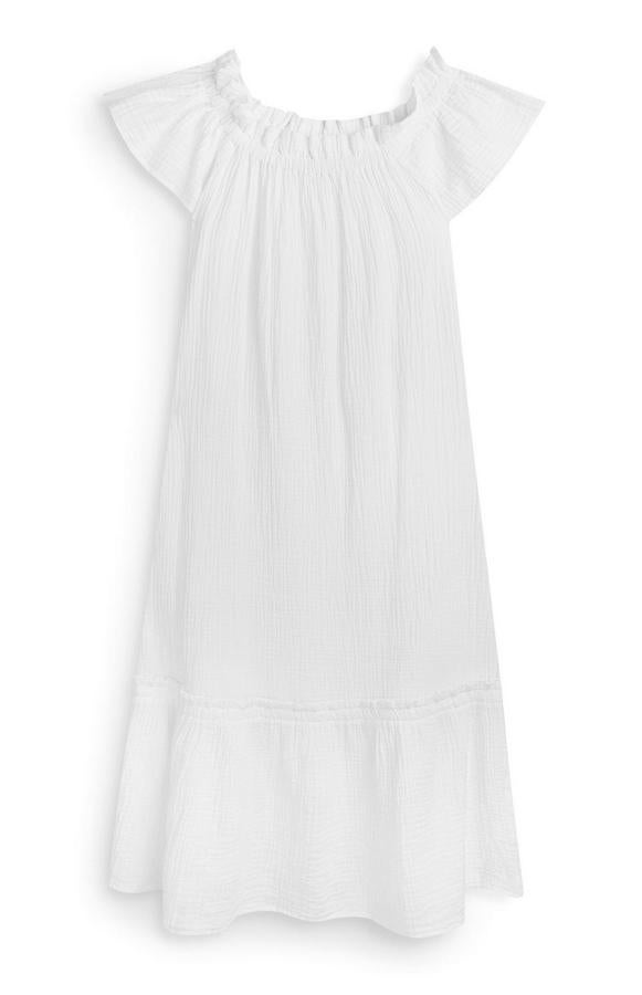 Vestido blanco de bambula con mangas de volante que se pueden colocar en diferentes posiciones, de Primark (22 euros).