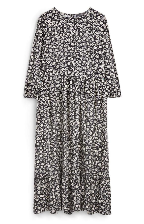 Vestido largo suelto con estampado de flores en blanco y negro, de Primark (20 euros).