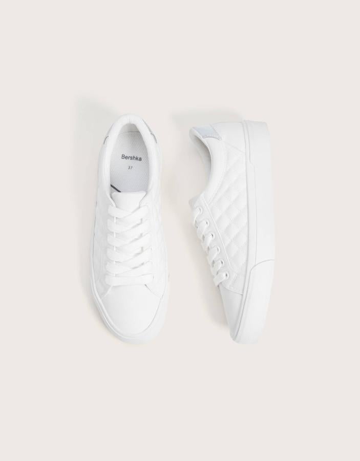 Zapatillas blancas acolchadas, de la colección de verano de Bershka (19,99 euros).