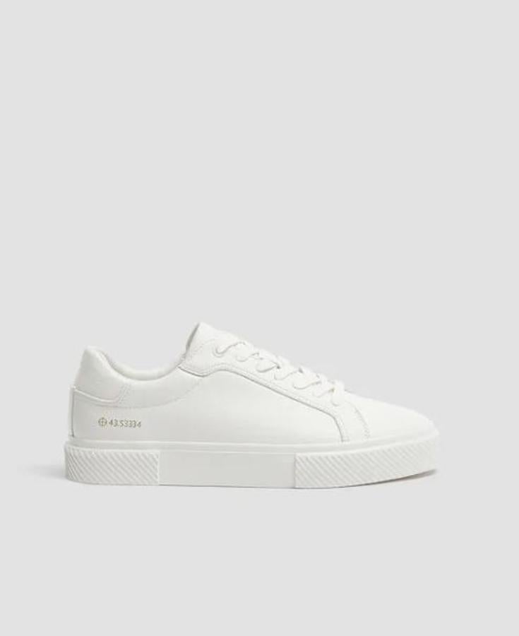 Zapatillas blancas de paseo con detalle de coordenadas, de Pull & Bear (25,99 euros).