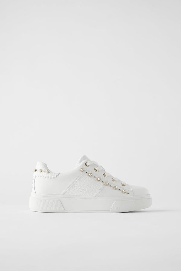 Zapatillas blancas con detalles de perlas, de los Special Prices de Zara (25,99 euros).