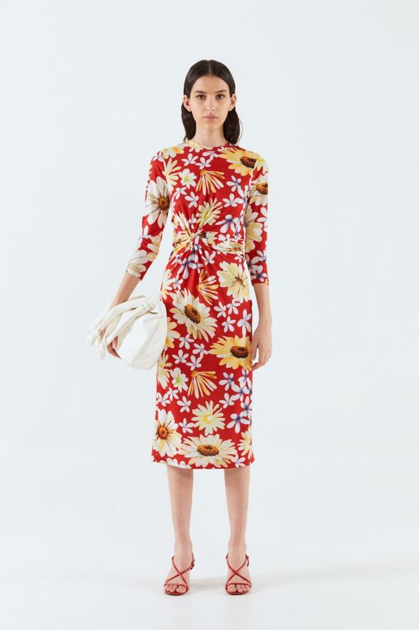 Entre las propuestas más vistosas está este vestido rojo de Sfera con margaritas en versión XL adornando toda la prenda. Con drapeado delantero y manga tres cuartos, cuesta 29,99 euros y está disponible en las tallas S, M y L.
