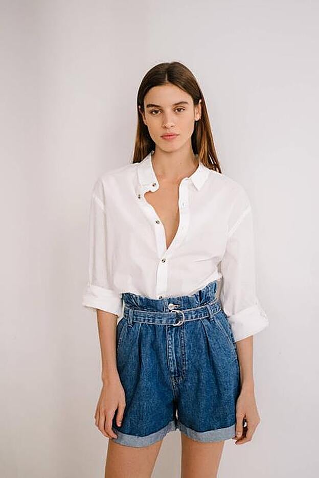 Estos son los shorts vaqueros de Bershka que lleva Marta Hazas. Cuestan 19,99 euros.