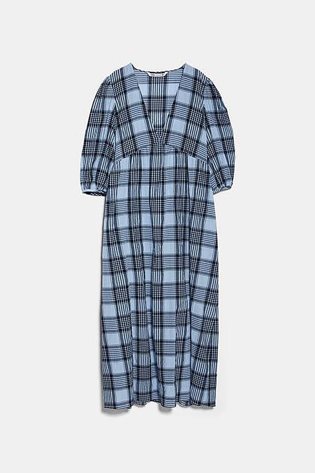 Este vestido de Special Prices de Zara queda ideal con alpargatas y bolso de rafia.