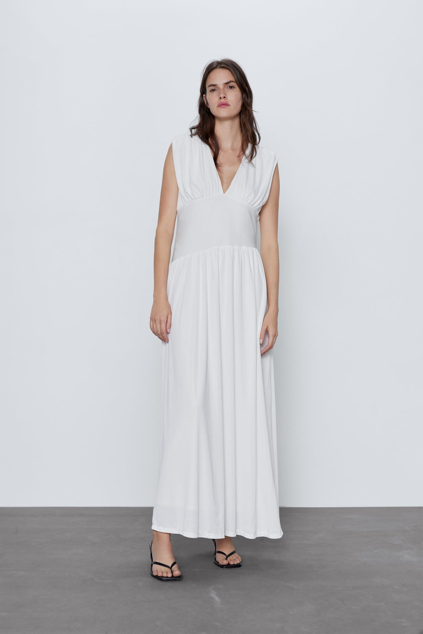 Sí, el color blanco se ha convertido en el rey de las tendencia de la primavera/verano 2020, y este vestido de los Special Prices de Zara lo tiene todo: es barato, tiene un escote a pico precioso y su tejido amplio y fluido favorece a todas las figuras. (15,99 euros).