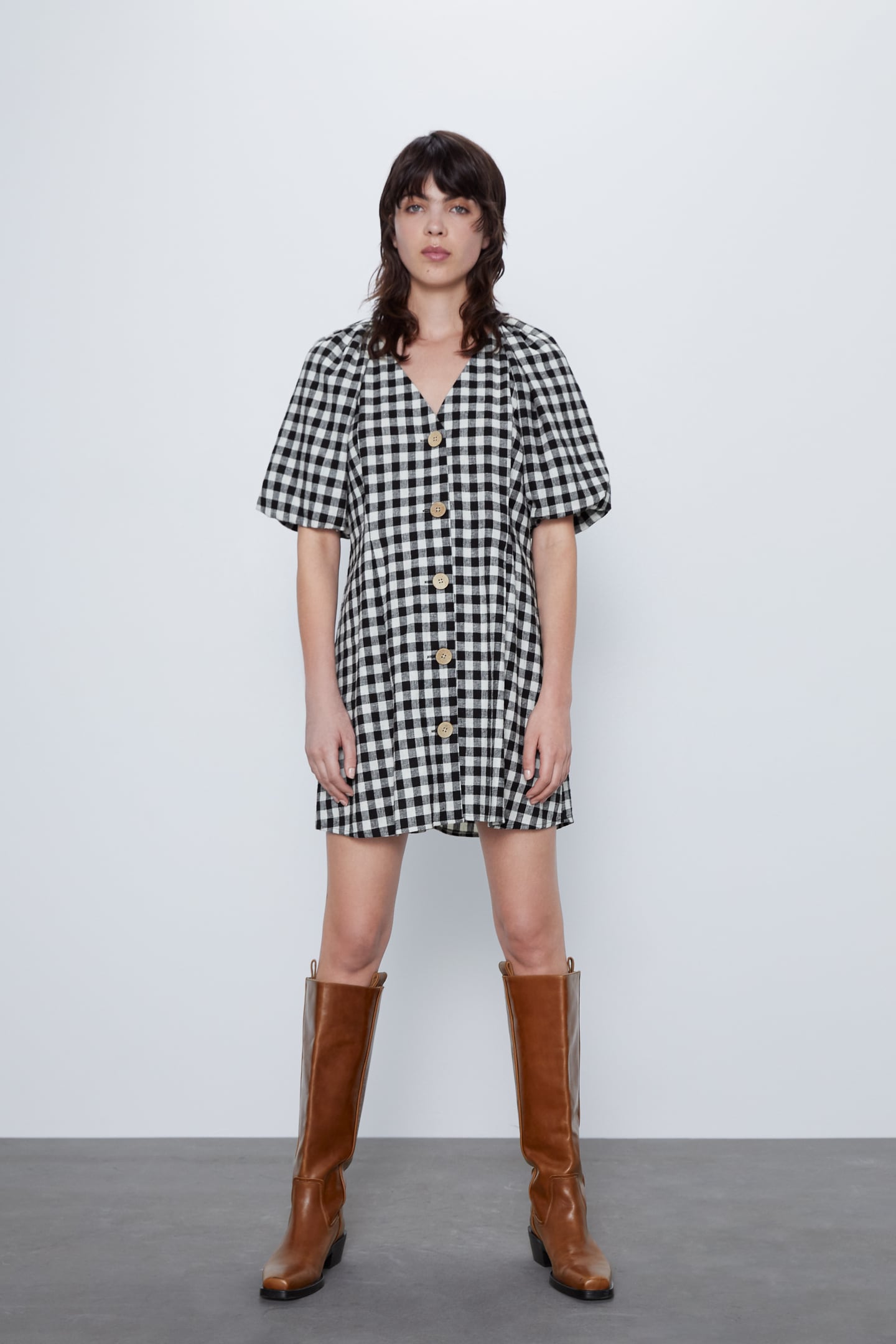 Y para imprescindicible, el estampado de cuadros vichy en este vestido rústico con cierre de botones de los Special Prices de Zara. (15,99 euros).