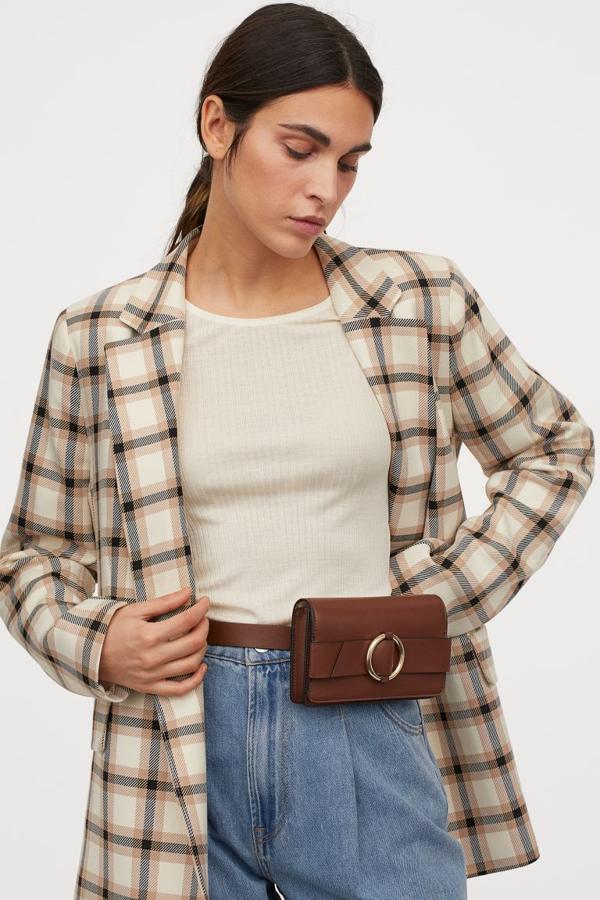 En marrón oscuro, este cinturón ajustable en piel sintética de H&M viene con un mini bolso extraíble con hebilla de metal redonda y cierre magnético oculto. Tiene un precio de 19,99 euros y está disponible entre las tallas XXS y XXL.