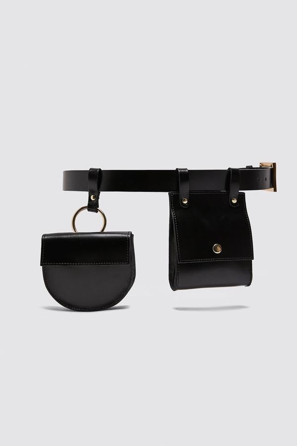 Se ha agotado ya, pero no dudamos de la palabra de la web de Zara y esperamos que vuelva pronto porque nos encanta este cinturón negro con hebilla metálica y dos monederos colgantes. Tiene un precio de 29,95 euros.