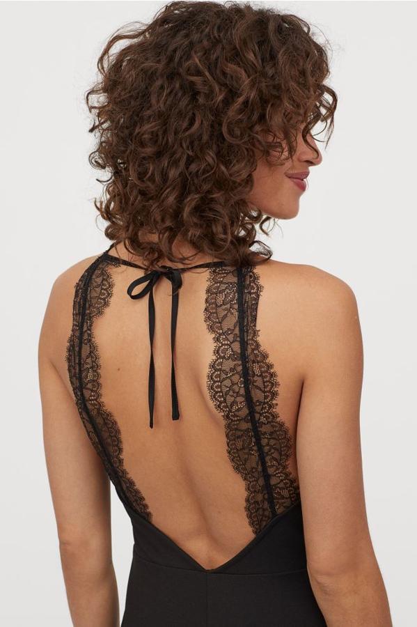 Una de las propuestas más originales que hemos encontrado es este bonito vestido corto en punto de crepé de H&M con escote alto y lazada en la nuca. Con espalda abierta, tiene dos cintas anchas de encaje sobre los tirantes finos. Cuesta 29,99 euros y está disponible en las tallas S, M y L.