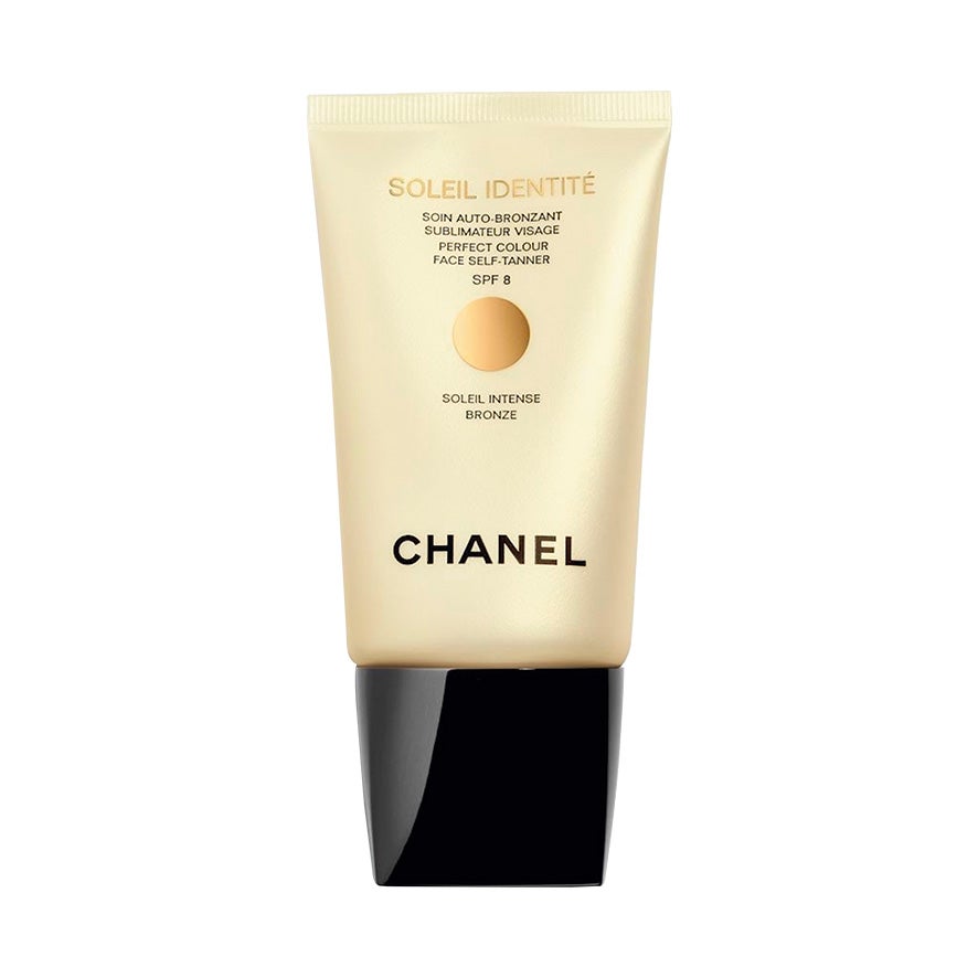 Los geles tintados son ideales para las poco habilidosas. Como la piel se tiñe según te lo aplicas, puedes comprobar si te has dejado alguna zona y corregir sobre la marcha. Chanel Soleil Identité Tratamiento Autobronceador Luminoso (41 €).