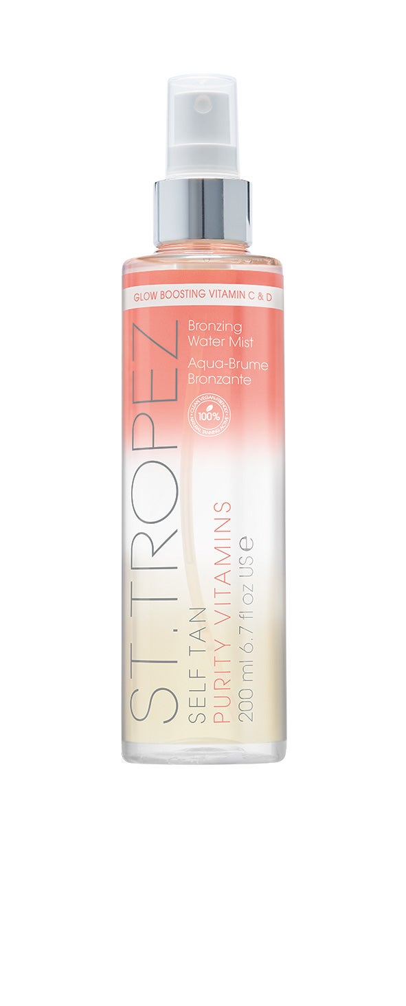 Si lo usas en tu habitación, las micropartículas que se quedan supendidas en el aire pueden mancharte alguna cosa. Mantén siempre el aerosol en vertical a unos 20 centímetros del cuerpo cuando pulverices. St. Tropez Tan Purity Vitamins Body Mist (45 €).