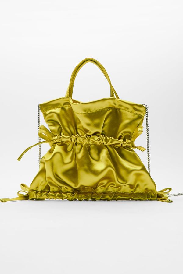 Bolso de mano de raso, en diferentes colores, de Zara (19,95 euros).