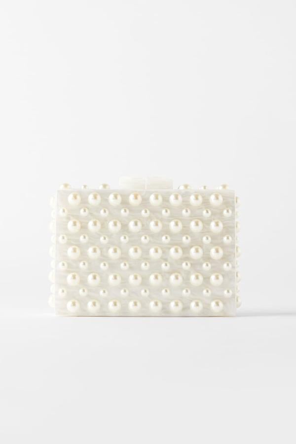 Clutch mini de perlas, de Zara (29,95 euros).