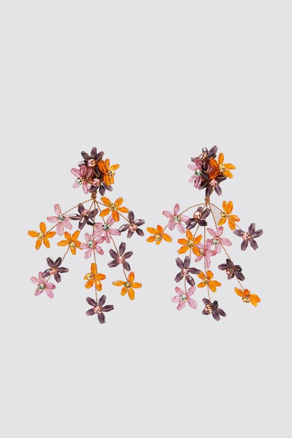 Pendientes con estructura ligera de flores en casacada, de Zara (15,95 euros).