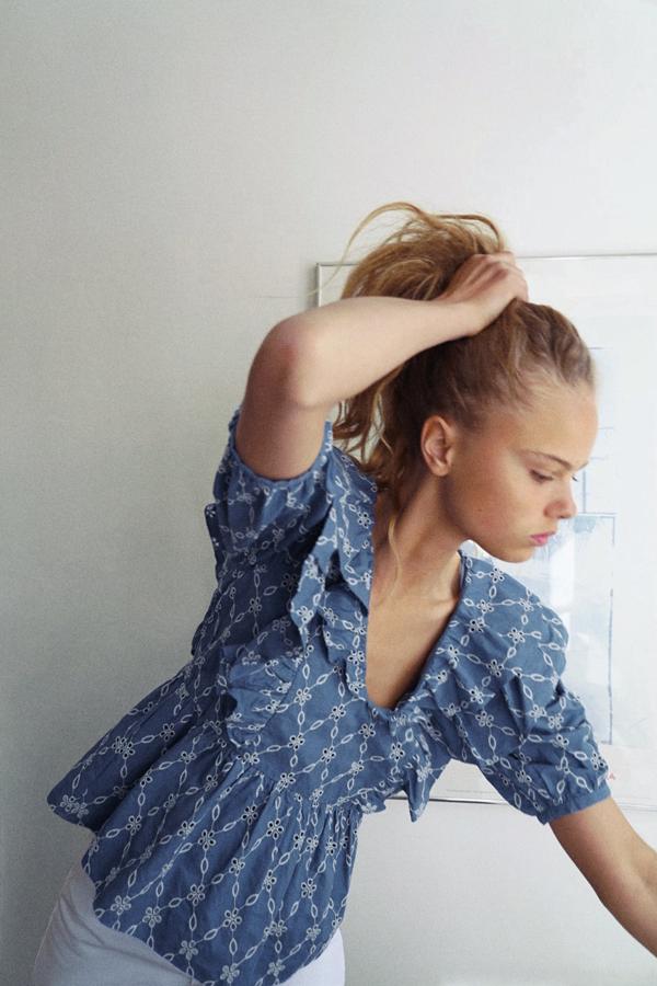 Uno de nuestros favoritos es este cuerpo de volantes y bordados perforados de Zara, que pertenece a la colección sostenible de la firma al estar confeccionado en algodón orgánico. Con escote de pico y manga corta abullonada, cuesta 25,95 euros y está disponible entre las tallas XS y XXL.