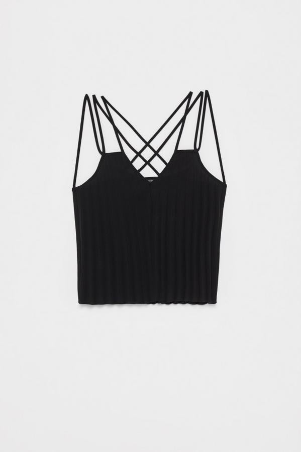 En color negro, con juego de tirantes en los hombros y la espalda, este cuerpo de Sfera viene plisado. Cuesta 19,99 euros y está disponible en las tallas S, M y L.