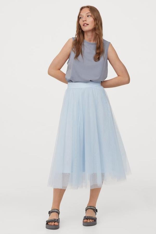 A falta de versiones en verde como la de Carrie, este azul celeste de H&M no está nada mal. En diseño midi, con doble capa de tul con vuelo, es de talle alto y está forrada. Cuesta 19,99 euros y está disponible entre las tallas 32 y 50.