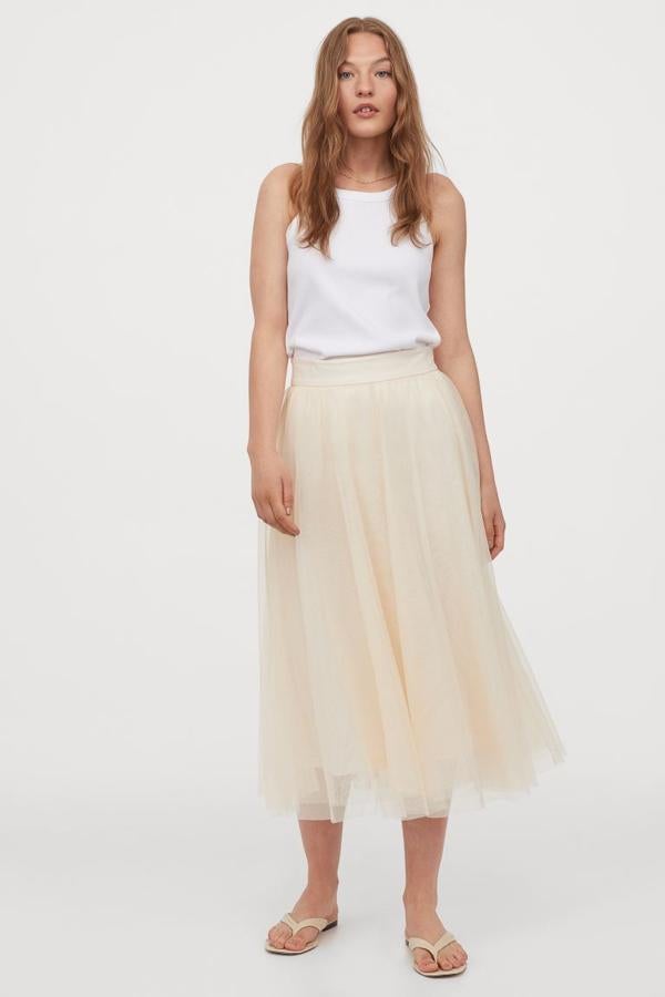 Diseño midi en doble capa de tul con vuelo, esta bonita falda en beige empolvado de H&M tiene el talle alto y forro. Cuesta 19,99 euros y está disponible entre las tallas 34 y 50.