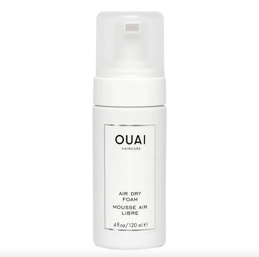 La espuma cargada de proteínas de Ouai aumenta las ondas y los rizos naturales mientras bloquean la humedad. Puedes comprarla  en Sephora por 29,95 euros .
