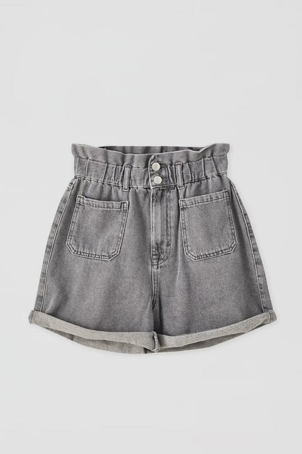 En color gris (también disponible en azul) encontramos esta bermuda vaquera con goma ancha en la cintura y bolsillos delanteros. Está confeccionada en 100% algodón y tienen un precio de 19,99 euros.