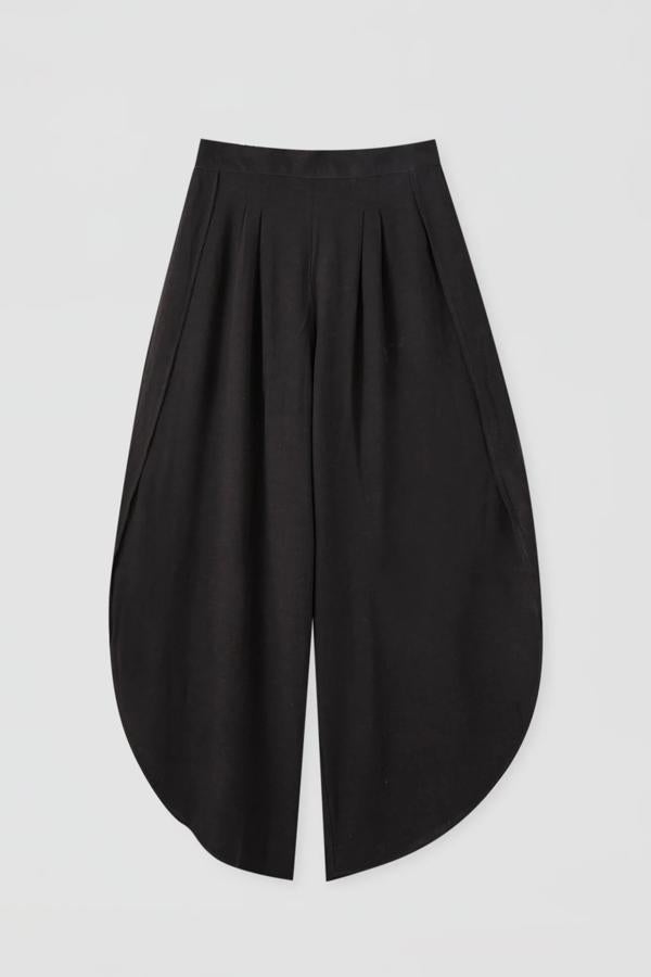 Este pantalón negro (también está disponible en blanco o rosa) de inspiración rústica confeccionado en mezcla de viscosa y lino, tiene detalle de pinzas en la parte delantera. Tiene un precio de 19,99 euros.