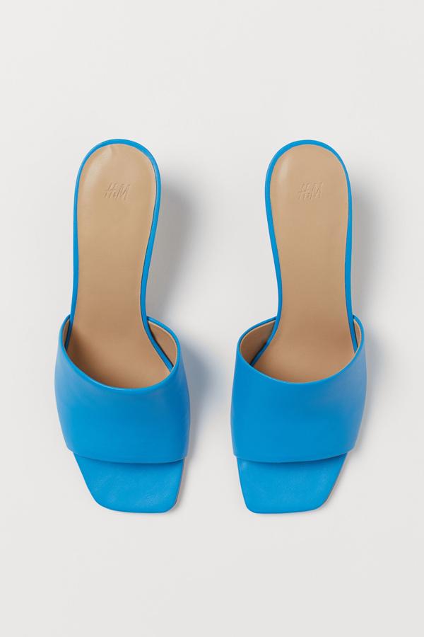 Estas sandalias abiertas con tira ancha en el empeine y puntera cuadrada están disponibles en azul, en beige o en negro. Tienen un precio de 19,99 euros.