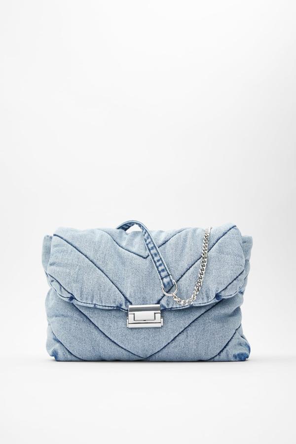 Este bolso bandolera en formato maxi y con tejido acolchado está disponible en este azul índigo, y también en negro, en plata, en azul, jeans o blanco. Con asa de hombro en cadena y tejido, tiene un precio de 29,95 euros.