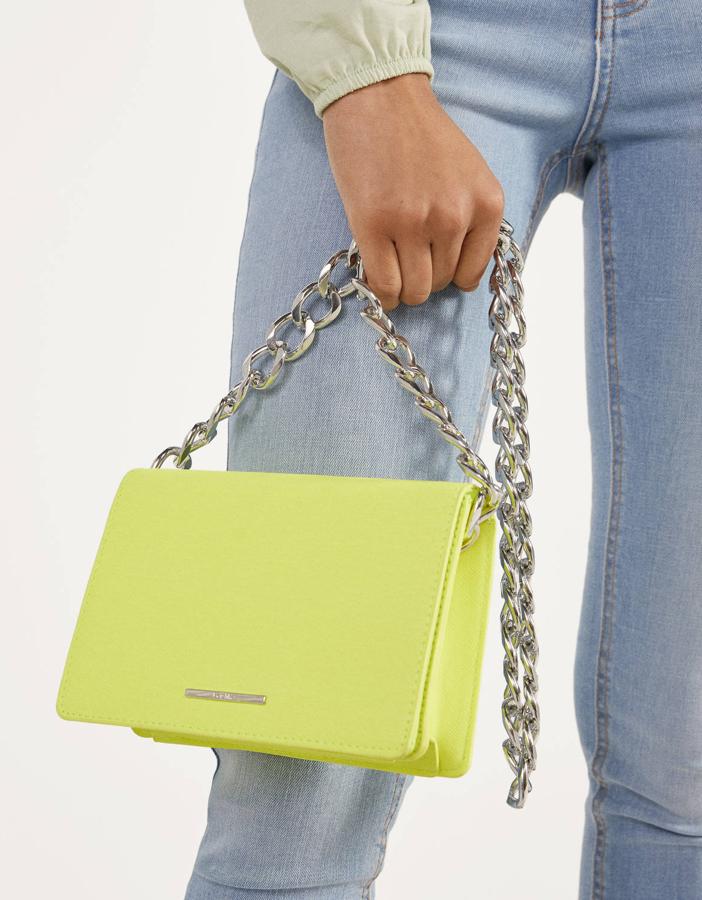 Los colores primaverales toman los accesorios de Bershka, como  este bolso en color amarillo  (también disponible en negro), con cadena metálica. Tiene un precio de 12,99 euros.