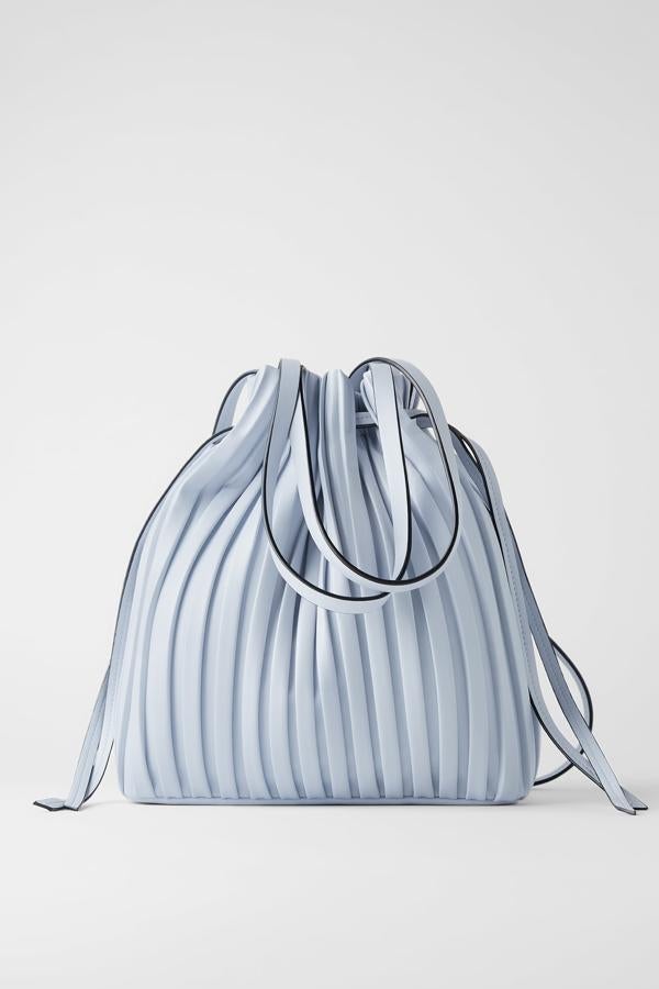 Este bolso en formato saca en color azul (también disponible en beige) tiene un precio de 19,95 euros. Con cuerpo plisado con detalle de fruncido en la parte superior, cuenta con asa de mano y asa de hombro ajustable.