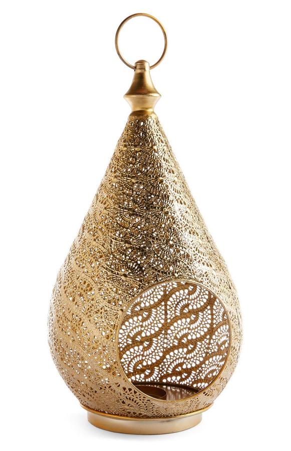 Este farol dorado con grabados tiene un precio de 15 euros.