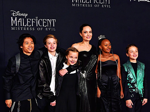 Angelina Jolie con cinco de los seis hijos de la pareja, en la premiere de Maléfica: Maestra del mal.