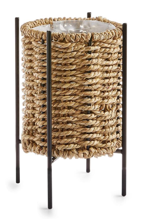 Con patas circulares, este macetero de mimbre tiene un precio de 7 euros.