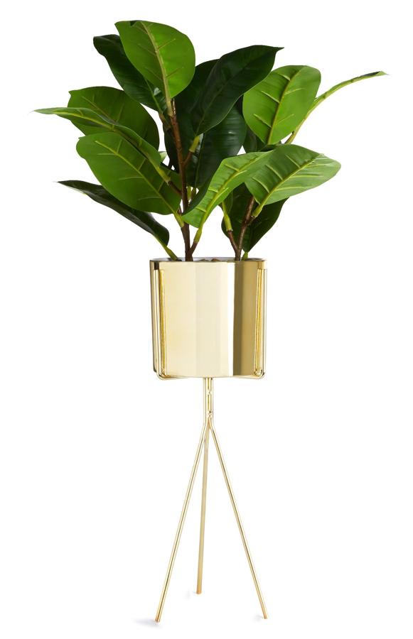 En tamaño extra grande, este macetero dorado de pie con planta artificial tiene un precio de 22 euros.
