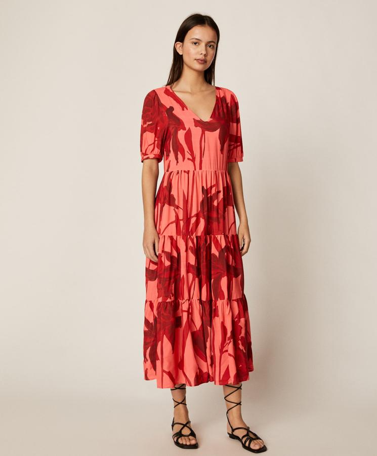 En color rojo y coral, este vestido largo de corte romántico promete ser fresquito y cómodo para esta temporada. De manga corta y ligero escote de pico, tiene un precio de 35,99 euros.