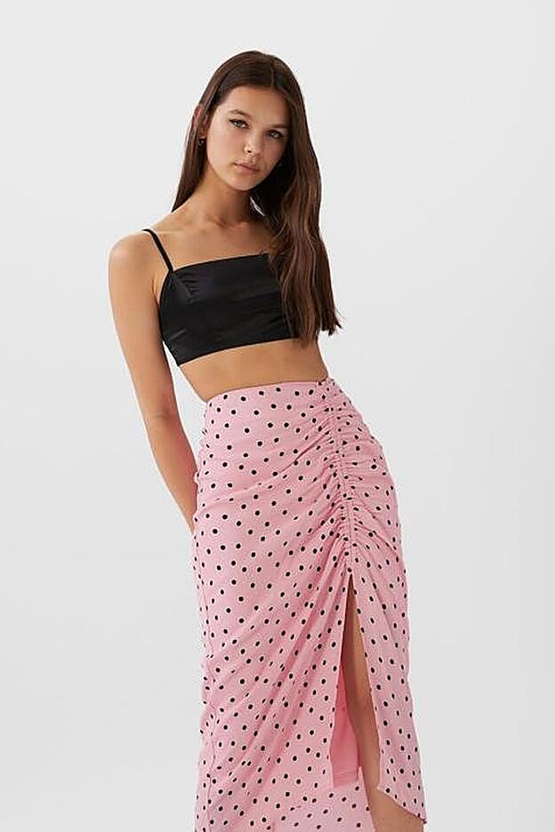 Falda midi rosa de lunares, de Stradivarius.