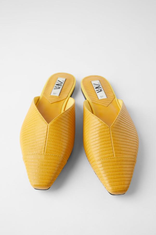 Mules amarillas de efecto piel troquelada, de los Special Prices de Zara (15,99 euros).