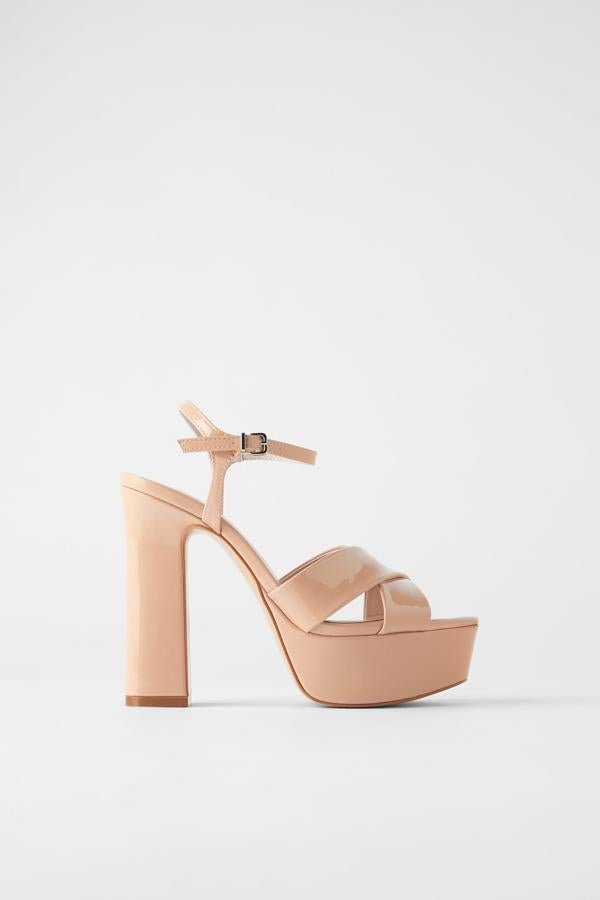 Sandalias color nude con plataforma y tacón ancho, de los Special Prices de Zara (19,99 euros).
