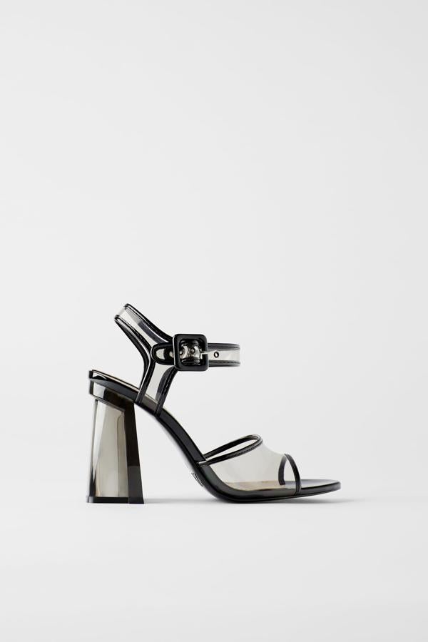 Sandalias de vinilo con remates en negro y tacón de metacrilato, de los Special Prices de Zara (19,99 euros).