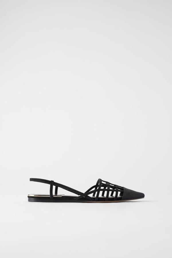 Zapatos destalonados negros de rejilla, de los Special Prices de Zara (19,99 euros).