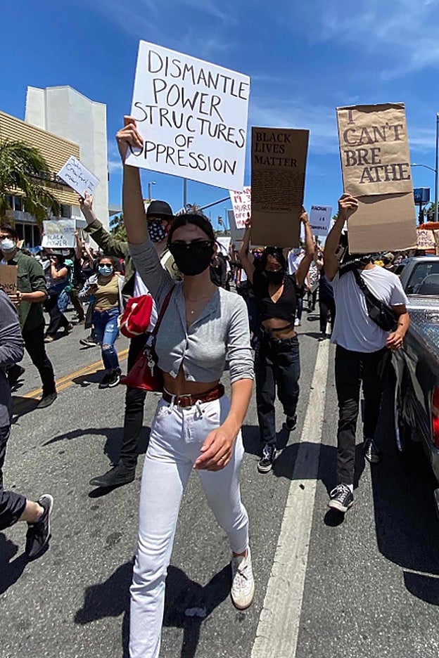 Emily Ratajkowski subió a su perfil de Instagram una foto de la manifestación.