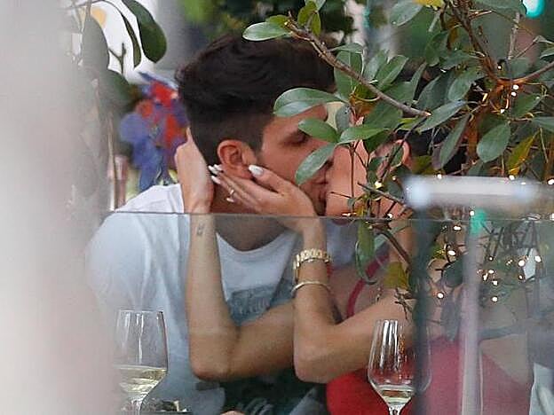 Diego Matamoros y Carla Barber besándose en una terraza sin pudor a ser fotografiados.
