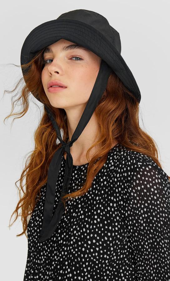 Con un gran lazo, este modelo es de Stradivarius y tiene descuento (6,49 euros).