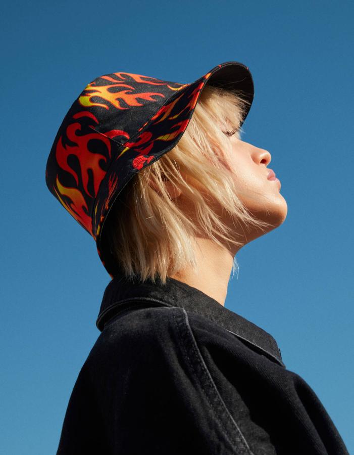 Con estampado de llamas, gorro bucket de Bershka (12,99 euros).