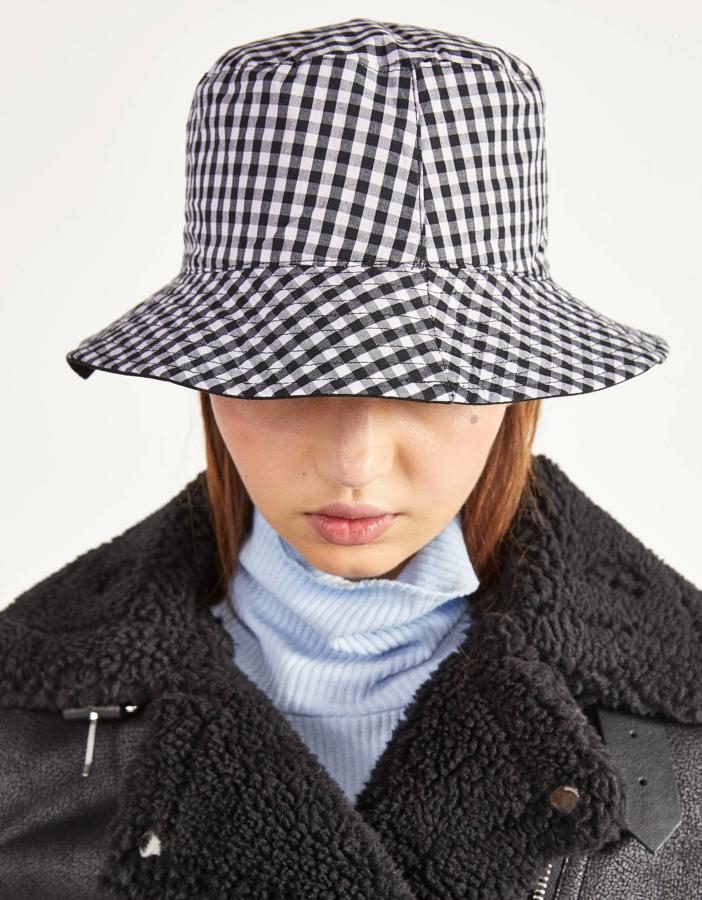De cuadros vichy, en blanco y negro, este sombrero bucket es de Berska (12,99 euros).