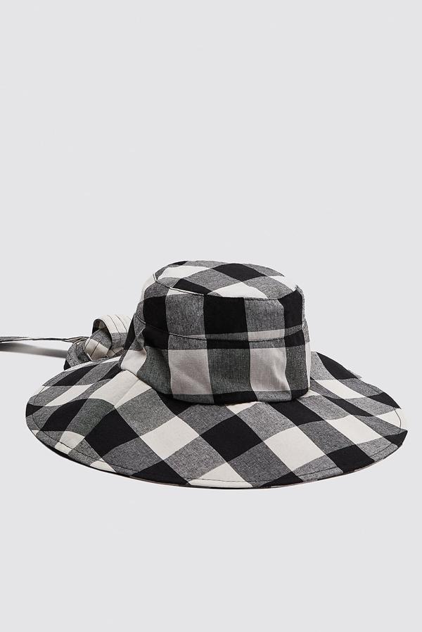 Uno de nuestros gorros bucket favoritos para este verano es este de Zara de cuadros en blanco y negro (17,95 euros).